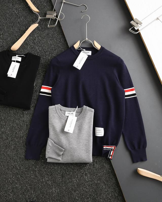 170 原单贸易正品 Thom Browne 汤姆布朗Tb双袖色织条纹圆领羊毛衫， 专柜官网同步发售，美国贸易公司正品订单！ 采用16针日本丰田横机编造，套口采