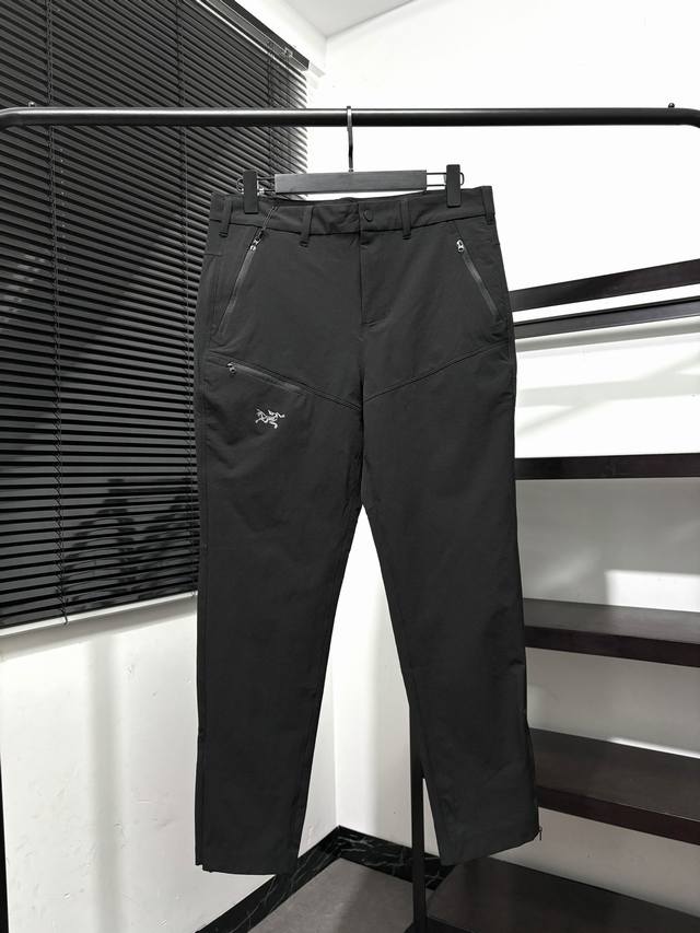 210 Arc'teryx始祖鸟 腿部品牌小标刺绣冲锋裤！一般需要搭配腰带！ 男款春秋户外速干透气软壳裤！工装版型！腿部拉链可以调节裤腿宽度！全身Ykk拉链！