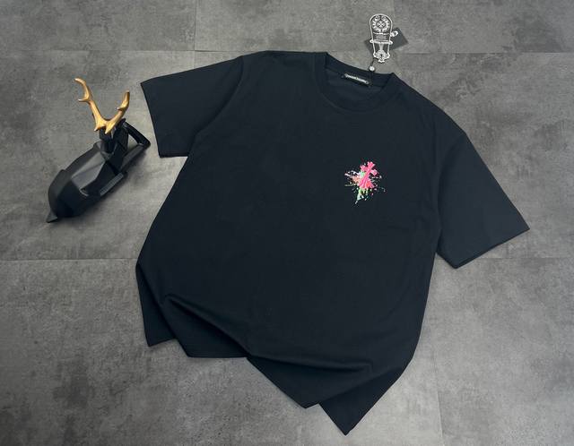 100 短袖新款上新：Chrome Hearts 克罗心2025梵文十字花数码压花短！面料采用26支双纱棉260克，经过高温预缩处理高克重的短袖，触感细腻柔软，