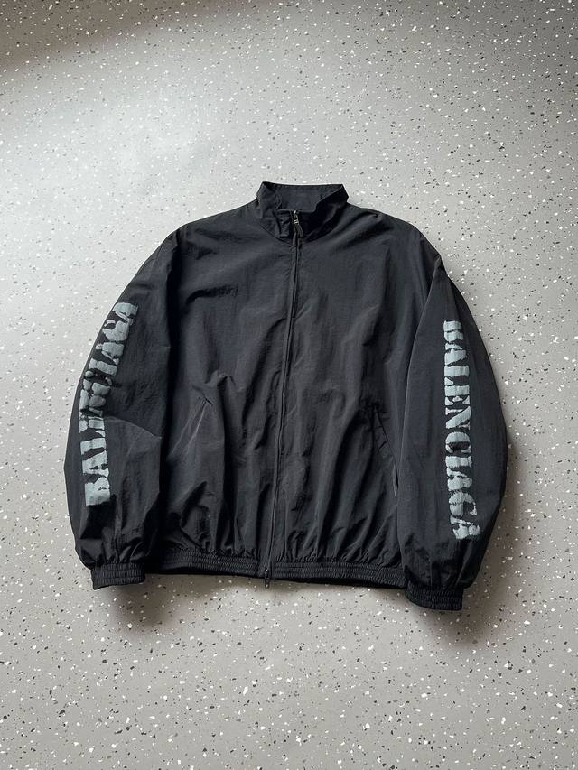 220 Balenciaga 巴黎世家 25Ss 模糊字母Logo印花立领夹克外套 官网同步 面料采用塔丝隆冲锋衣面料原版一致 加三防涂层工艺 防水必备 内里高