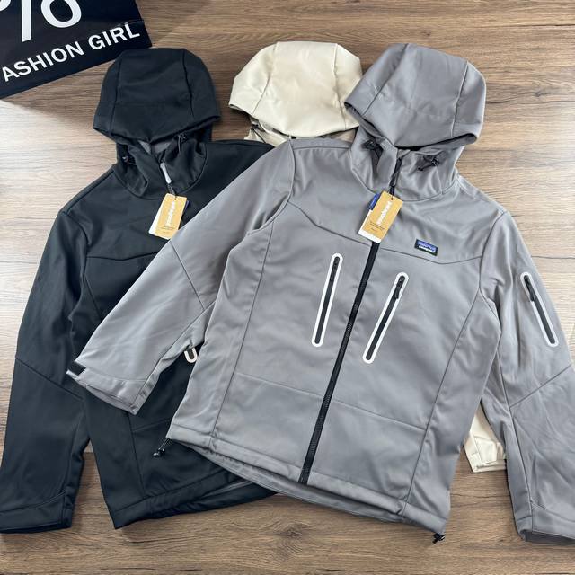 190 巴塔哥尼亚 Patagonia春秋户外轻便型软壳修身冲锋衣外套！ 男女同款！连帽防水夹克外套！ 这款衣服款式属于高定版的冲锋衣夹克款！ 内胆薄绒但不臃肿