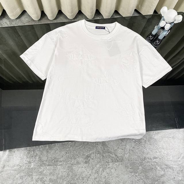 120 Louis Vuitton 路易威登 重工满印Logo刺绣针织短袖T恤 -本款棉质 T 恤来自路易威登 X 草间弥生合作系列，向艺术家自 2009 年起