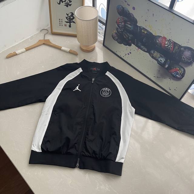 180 Aj飞人2025新款春夏巴黎圣日尔曼拼接梭织网眼夹克外套情侣款 外套网眼搭配拼接的细节，时尚感满满！ 梭织材质手感柔软 尺码 S M L Xl 2Xl