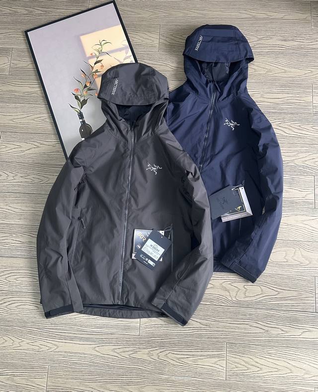 290 Arc’Teryx 始祖鸟防水防风透气连帽休闲夹克外套 修身剪裁：Beta Light Weight 通常采用修身的版型,贴合身体曲线，提供较好的活动自