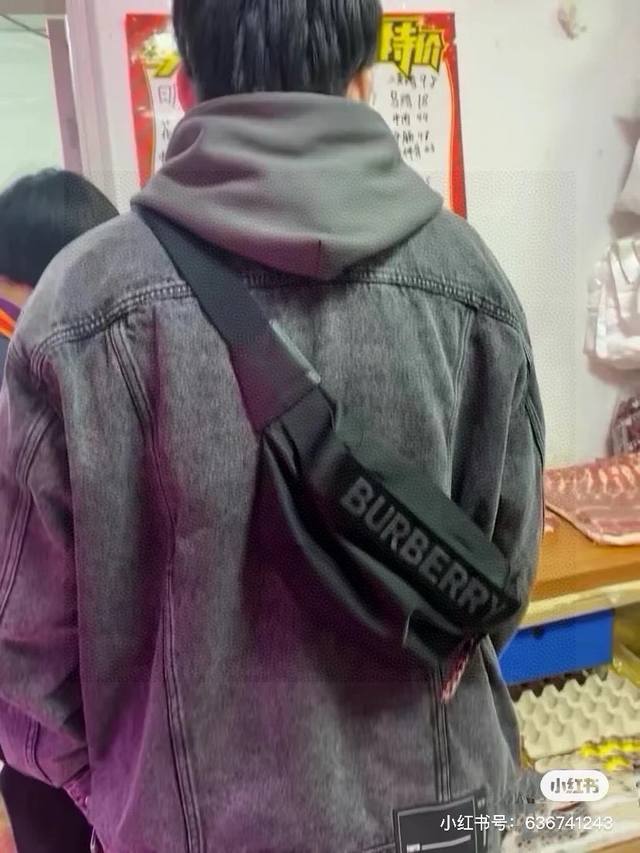 210 Burberry巴宝莉腰包 别拿腰包不当个正经包，风水轮流转。简直就是搭配利器，潮流感十足，时尚男女必备！ 相对经典格子款，黑色这款比较低调，基本百搭。