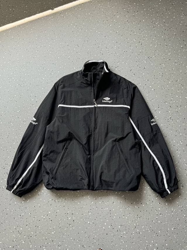 220 Balenciaga 巴黎世家 25Ss 3B明星走秀款拼接冲锋衣外套 官网同步 面料采用塔丝隆冲锋衣面料原版一致 加三防涂层工艺 防水必备 内里高密度