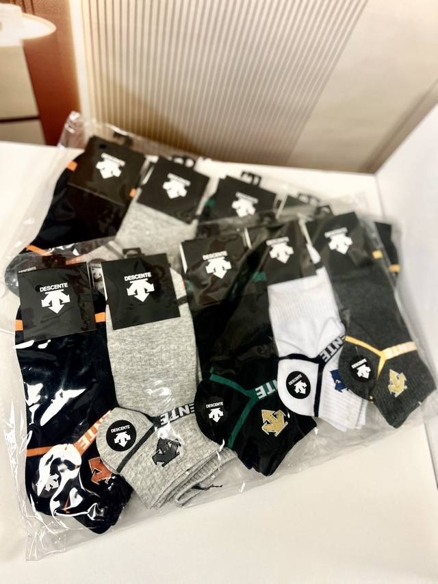 70 Descente迪桑特经典最新男女同款低帮短袜 一包10双 潮人必备款！！！最流行的袜子！今年街头流行的元素搭配设计，新鲜出炉，太仓公司货，这个系列的运动