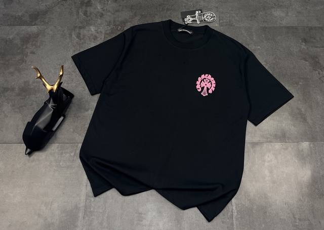 100 短袖新款上新：Chrome Hearts 克罗心2025梵文十字花数码压花短！面料采用26支双纱棉260克，经过高温预缩处理高克重的短袖，触感细腻柔软，