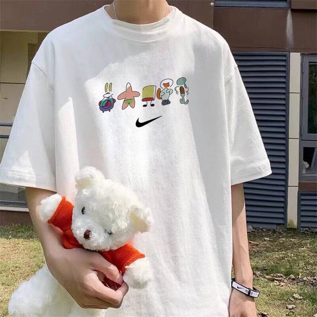 80 260G重磅纯棉 耐克 Nike 海绵宝宝 卡通简笔人物 圆领短袖T恤 夏季新款 男女同款 面料工艺： 1.260G重磅纯棉，100%棉，恰到好处的克重，