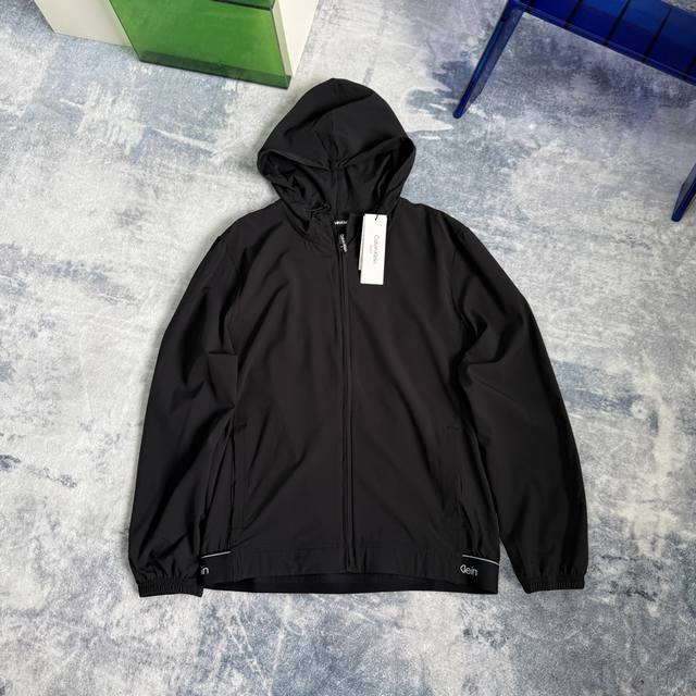 210 Ck｜Calvin Klein 25春夏新款休闲运动防晒衣来了哈，这件是在售款的折后650，可以当一件小外套来穿的，25新款的怒吼安利。整一批都是Y厂Y