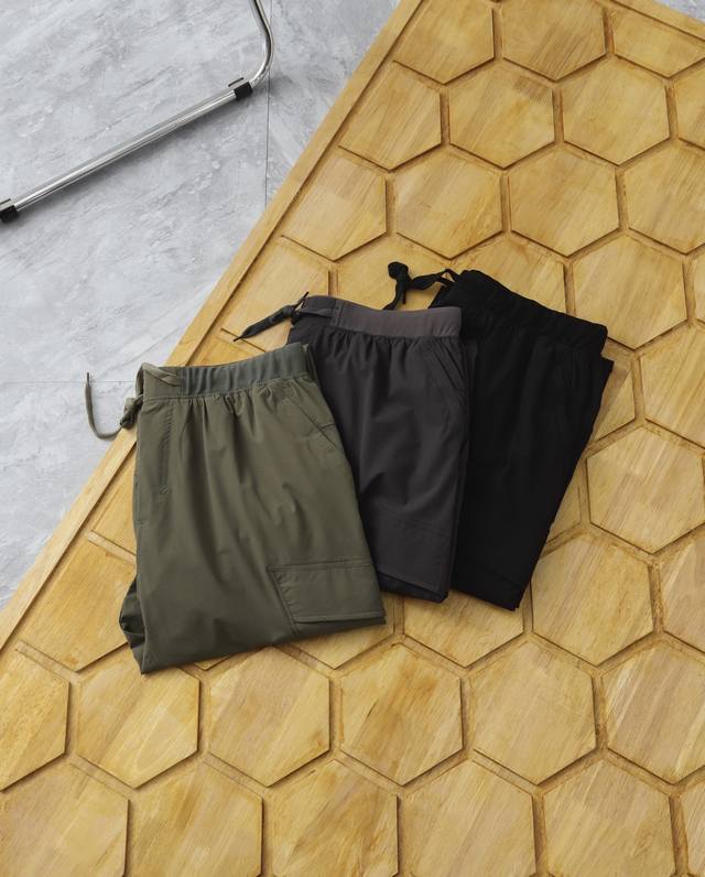 200 Lululemon 露露Cargo Training工装训练运动百搭三色休闲裤 不走寻常路；这款运动裤采用功能型面料，搭配开孔通风设计 Glyde 面料