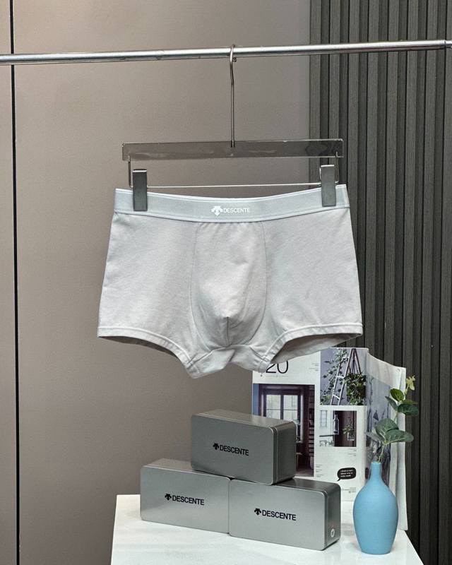 100 Descente迪桑特中标双行线男士纯棉平角内裤 一盒 3条装 尺码：Xl-3Xl 迪家御用新疆长绒棉，腰封双行线设计，品牌Logo非常醒目，既有高档的