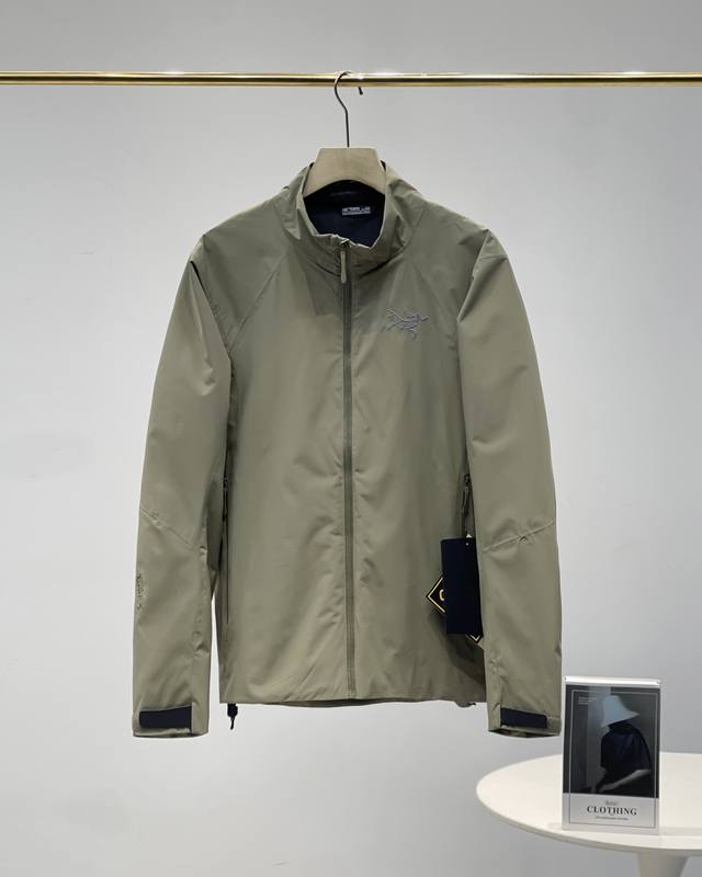 260 Arc‘Teryx始祖鸟 Kadin Jacket 防风 男子 立领夹克冲锋衣外套 鸟家难得一遇的好货！闭眼入！错过不再有这款Trino采用了防风防水透