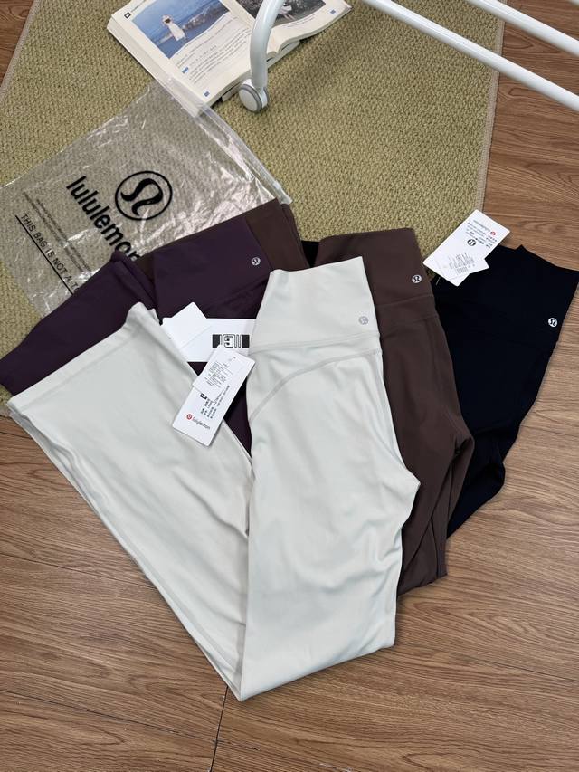 130 Lululemon露露乐檬Groove系列Nulu面料纯色超高腰喇叭休闲裤 产品细节： 面料：采用独特的Nulu面料，柔软、轻盈且富有弹性，提供无与伦比
