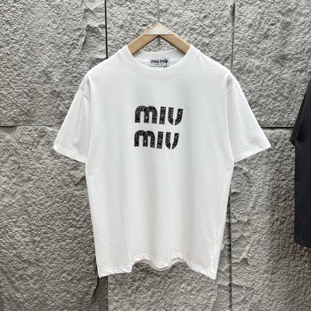90 Miumiu缪缪精品情侣款短袖，站西同货源高端品质，加厚加款螺纹久洗不垮，内外同平整度高端230克纯棉面料。丝网印花透汗无惧。黑色，铁灰，白色 M 肩宽4