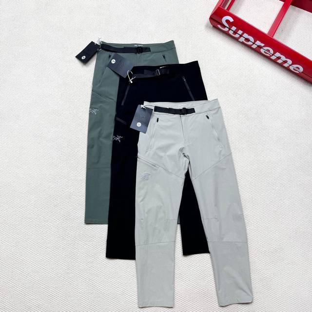 180 Arcteryx始祖鸟 Gamma-Ss25 Pant 。这款防风防雨的直筒运动纯色舒适休闲裤，不仅拥有精致的刺绣Logo，还具备出色的舒适性和百搭性。