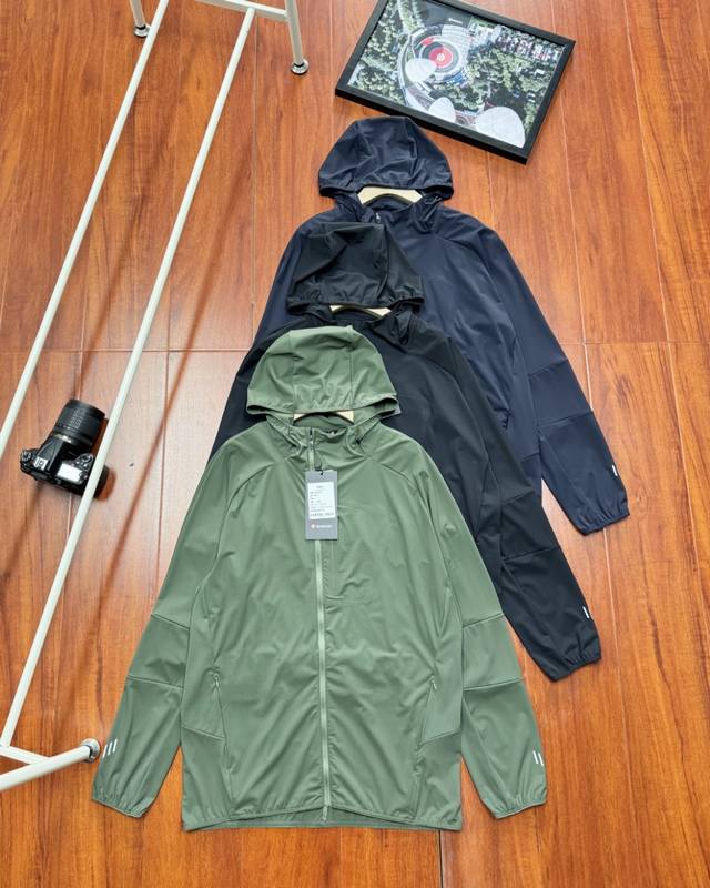 230 原单品质Lululemon 露露春夏男士连帽外套 Lulu春夏款男士连帽拉链外套，露露精选，男士日常通勤穿搭，款式上独树一帜，多个精致剪裁工艺，多功能口