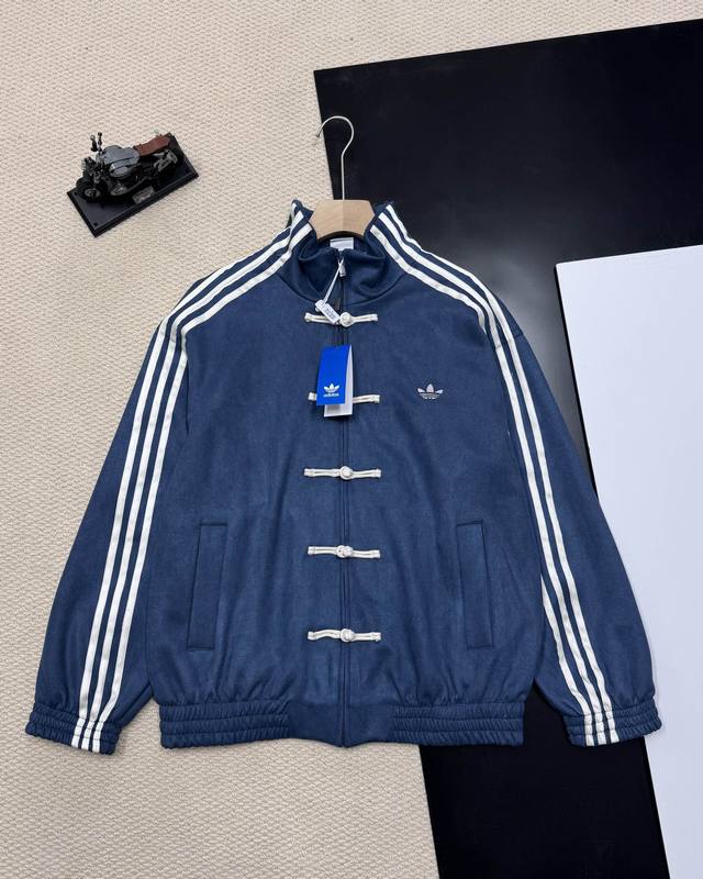 250顶级原版Adidas阿迪达斯三叶草四色新中式盘扣软麂皮立领唐装外套 Ad三道杠男女同款唐装运动夹克，王安宇同款，新中式是阿迪的统治区，去年阿迪达斯三叶草唐