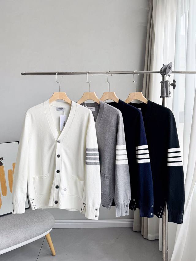 200 高品质羊毛衫Thom Browne 汤姆布朗Tb四条杠羊毛开衫， 专柜官网同步发售，美国贸易公司正品订单，爆款区别市场不含羊毛的同款， 采用16针日本丰