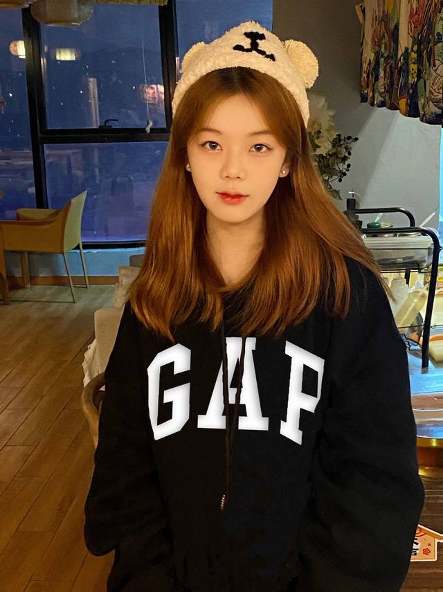 120 高品质 Gap 韩国基础情侣连帽卫衣 商品参数： 面料采用380克水柔棉 质量天花板 摸到手就知道值 衣服采用落肩袖百搭好看 三针五线做工，领口包包边条