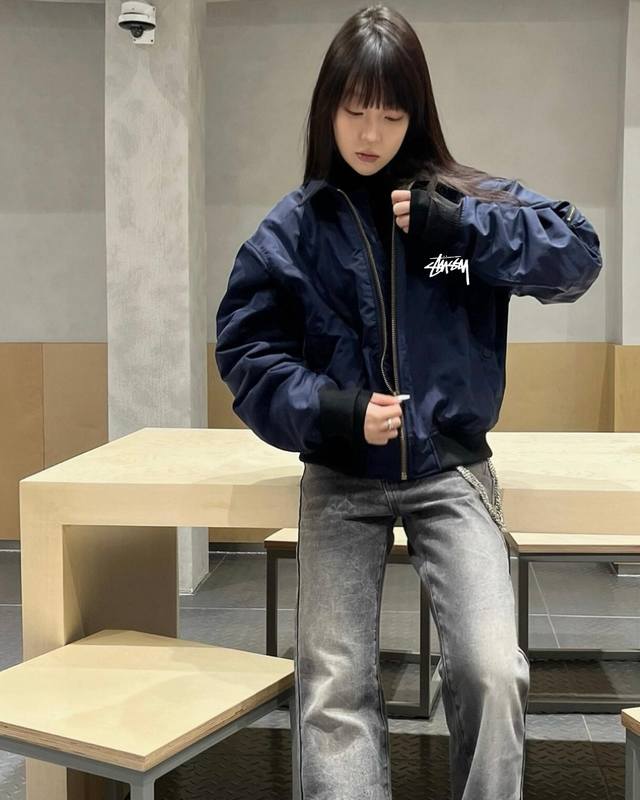 140 Stussy 斯图西春季新款飞行夹克棒球服翻领外套男女同款情侣外套 这件夹克是你最好的Buff 甄选高密高端纤维面料 最大的优点就是柔软舒适 亲肤性跟保