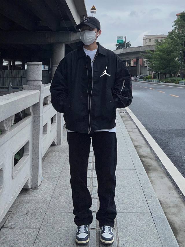 140 Aj 飞人彩虹23飞行夹克棒球服翻领外套男女同款情侣外套 这件夹克是你最好的Buff 甄选高密高端纤维面料 最大的优点就是柔软舒适 亲肤性跟保型性好 上