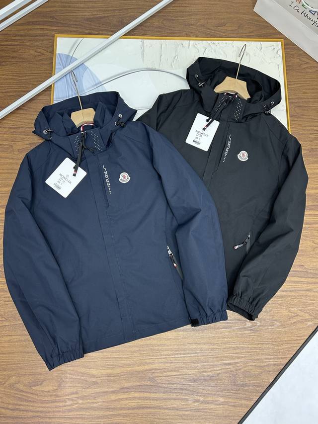 270，Moncler蒙口独家专供最新春秋时尚连帽夹克，经典设计感与颜值爆棚的外套，品质更是无法挑剔品控可以直接入手，不容过错的高端臻品！通过细节图片便可感受到