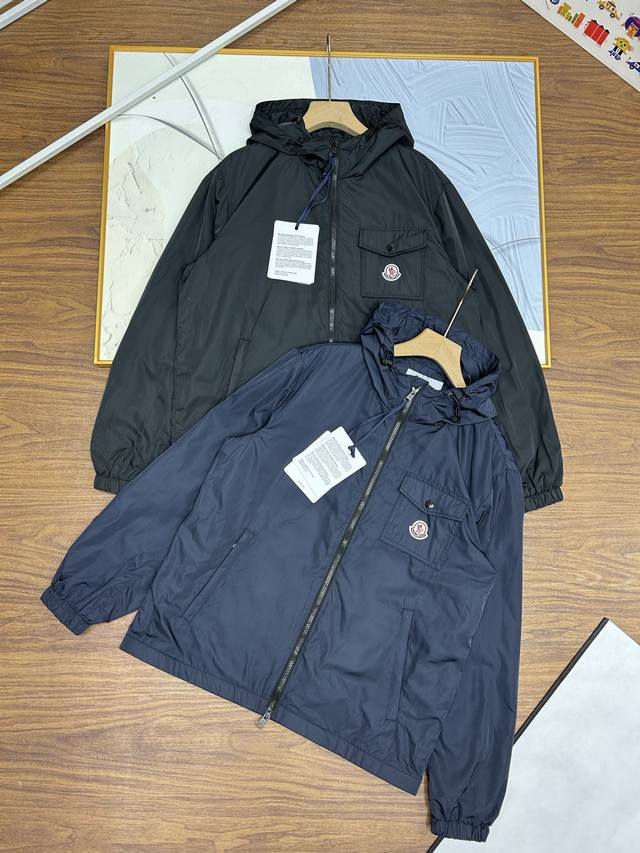 280，掌柜力荐！妥妥的高端商务休闲系列。Moncler 盟可睐Carles男士连帽夹克外套 Mc本季最为经典耐看的一款风衣外套 胸前口袋设计给原本规规矩矩的版