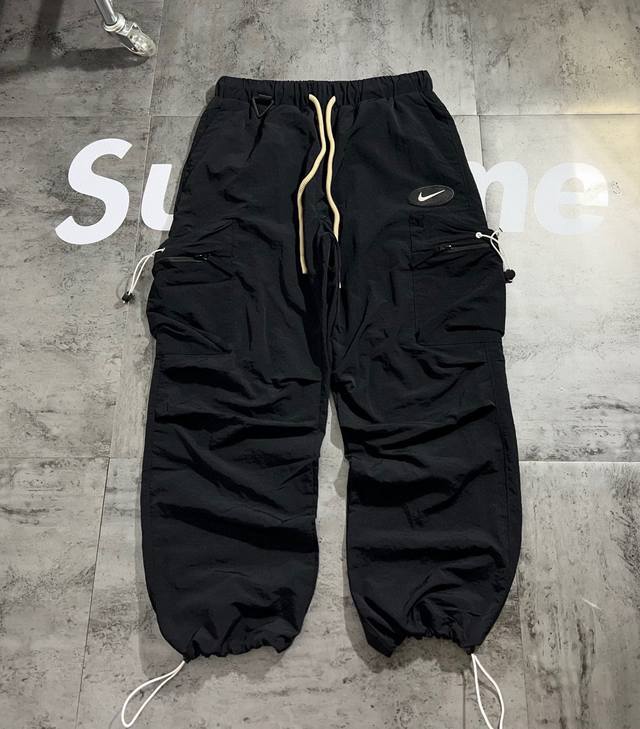 130 Nike 耐克 限定 阔腿嘻哈工装多袋裤 情侣款 碳黑色 炸裂紫 卡其米 三色重磅发售 嘻哈工装风 超高还原度 一比一复刻原版五金配件 粗织麻花腰绳 原