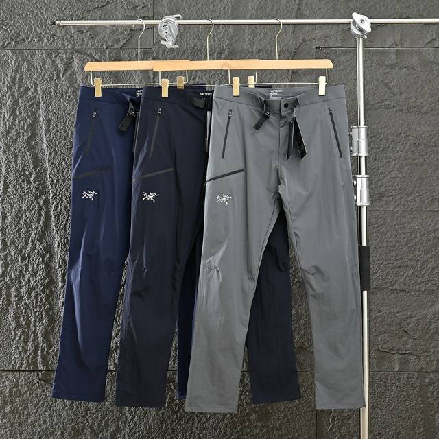 180 Arc‘Teryx 始祖鸟简约百搭防风男子休闲长裤 3D 立体修身裁剪，高定户外机能面料！布面非常扎实！抗撕裂效果很强悍！舒适感真心没话说 男子软壳长裤