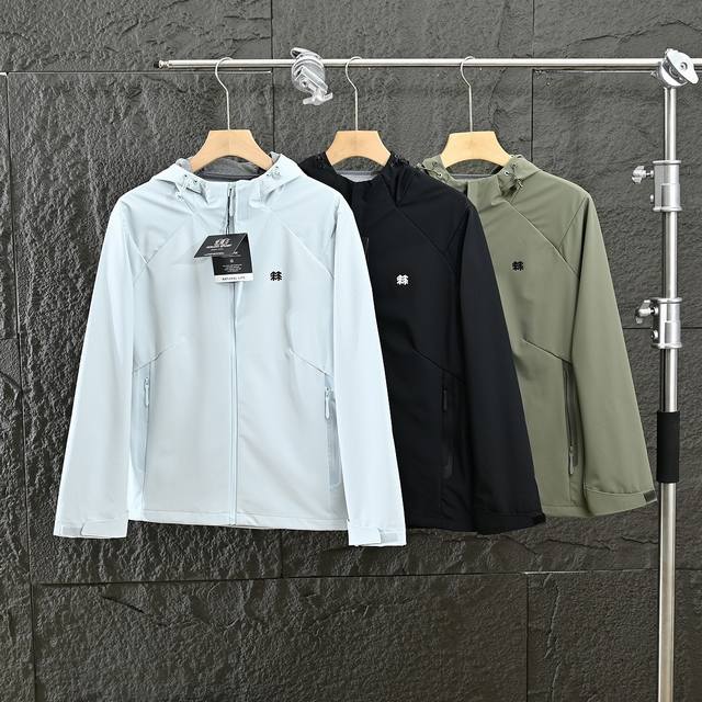 250 2025春秋季新品 Kolonsport可隆连帽夹克冲锋衣 ，防水户外休闲徒步外套，防泼水设计！不管是细节还是材质上还原度极高！ 胸口上采用立体树家经典