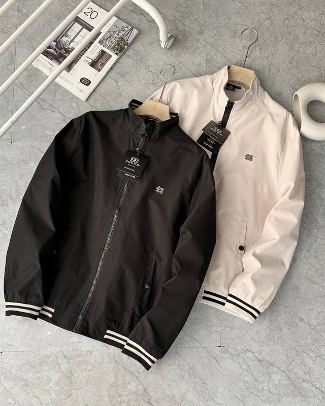 240 Kolon 可隆男女休闲立领夹克外套 这是一款经典汤米时尚休闲外套 走着简约大气时尚风格， 适合所有年龄段，上身有型显瘦， 面料品质也是超级的好 ！ 面