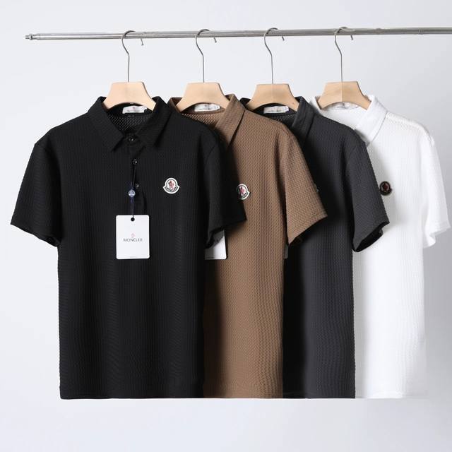 150 Moncler 蒙口免烫抗皱暗格纹休闲男士体恤短袖Polo衫！舒适丝滑，光泽细腻，富有深浅不一的暗纹纹理面料，制作出来款式如此轻简儒雅饱含现代微商务的门