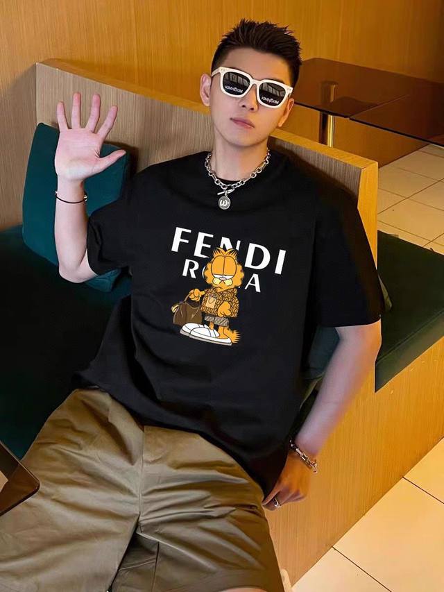 100 Fendi 芬迪加菲猫联名款童趣爆款印花双纱纯棉圆领男女同款短袖T恤 品质升级，双纱220G克重，精致做工，手感柔软，卡通图案富有童趣色彩 质地柔软细腻