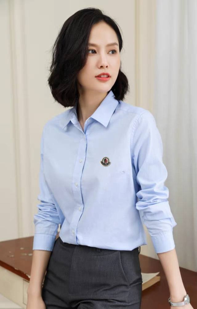 150 Moncler 蒙口纯棉衬衫女士新款春季白色长袖职业气质休闲衬衣 新款女士衬衫的设计基调将意式的都市高贵极简风发挥到极致，简洁干净，无任何复杂工艺做噱头
