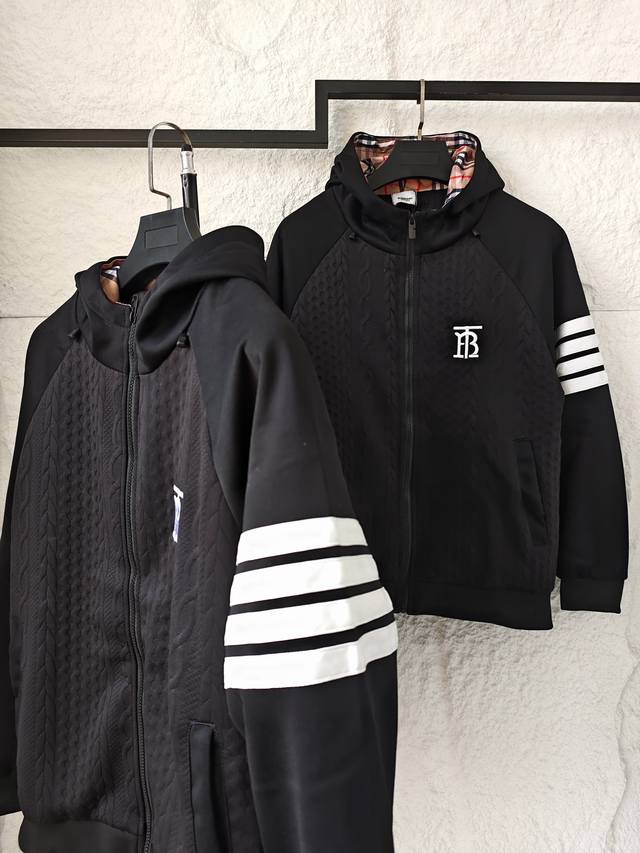 210 Burberry巴宝莉Tb字母刺绣连帽休闲外套 黑色麻花肌理重塑机能美学 创新麻花辫状绞纹面料让黑色不再单调 指尖划过如触碰雕塑肌理 当工业美学渗入日常