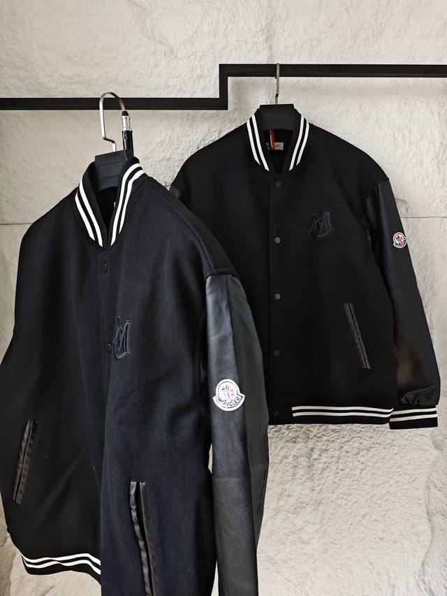 230 Moncler蒙口毛呢皮袖棒球服夹克外套 黑夜与材质的交响诗 毛呢构筑雕塑感廓形 指尖划过冷冽皮革与温润毛呢的边界 像触摸一场精心策划的材质行动 董事会