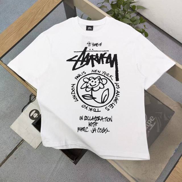 上新80 款号：Bm129 2025新款Stussy斯图西向日葵小花图案字母Logo印花休闲情侣宽松短袖T恤，经典永远不会过时、人手必备款，250G纯棉精梳棉不