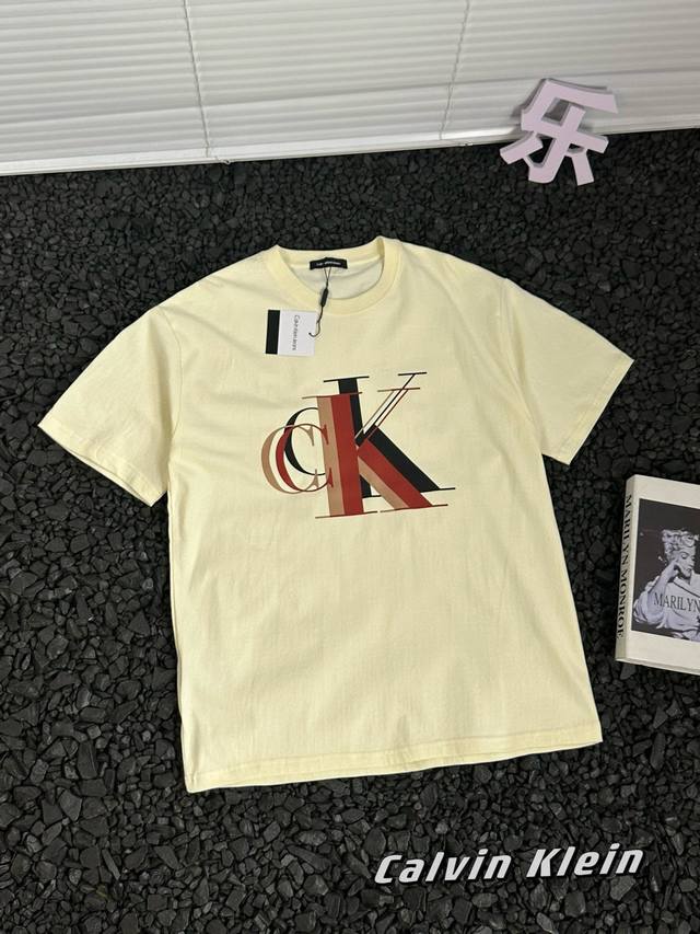 100 - Calvin Klein Ck24Ss夏款重影字母大Logo印花短袖T恤情侣款 热度款Tee！潮男潮女必备单品！可随意穿搭！对色对位直喷工艺！图案呈