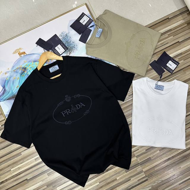 上新100 Prada顶配普拉达万针刺绣胸口大Logo刺绣字母小人重工短袖T恤！逼格满满！柜子版本好货！普拉达万针刺绣Prada字母图案情侣款男女同款圆领男士短