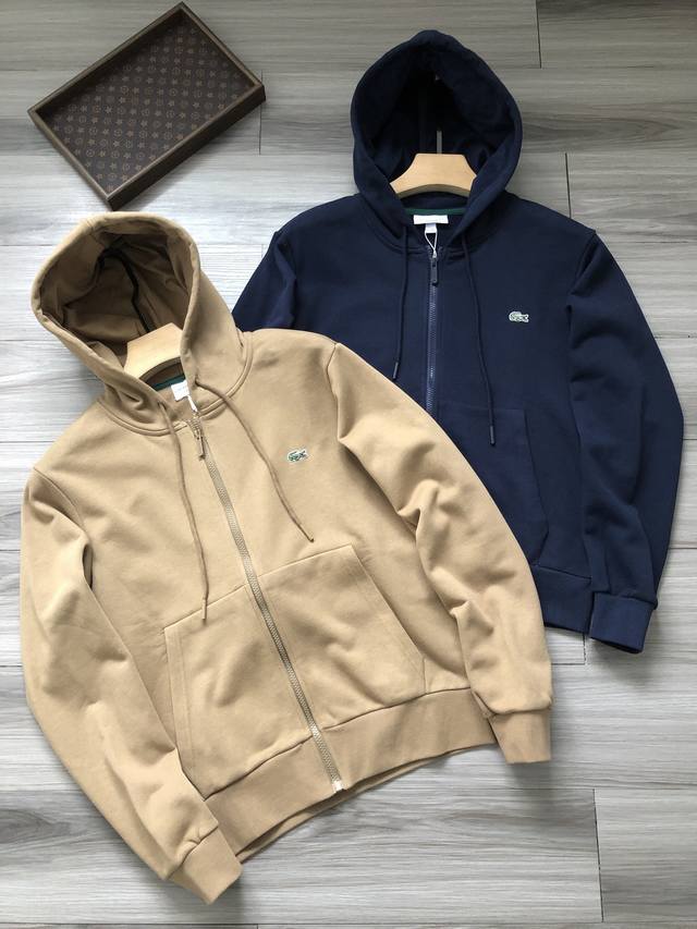 210 Lacos*E丨法鳄鱼 25年初春新款 小标Logo刺绣男女款运动休闲拉链开衫连帽卫衣. 颜色：褐绿 藏青. 材质：定织定染纯棉毛圈面料. 尺码： M