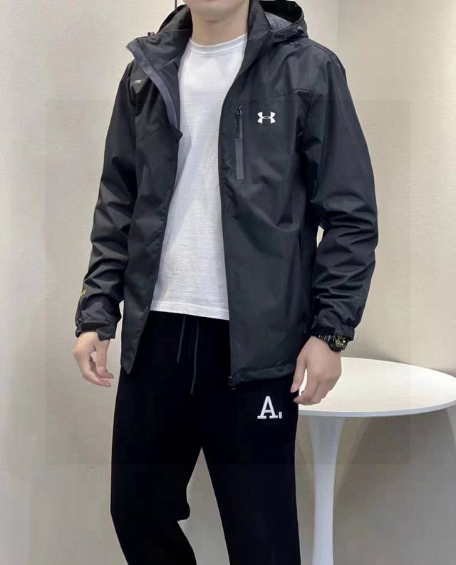 上新 P130 Ua安德玛春季秋季经典款户外软壳冲锋衣夹克外套内里薄绒 防风保暖！连帽设计帽子可拆卸 尺码:M,L,Xl,2Xl,3Xl,4Xl 颜色:黑色,深