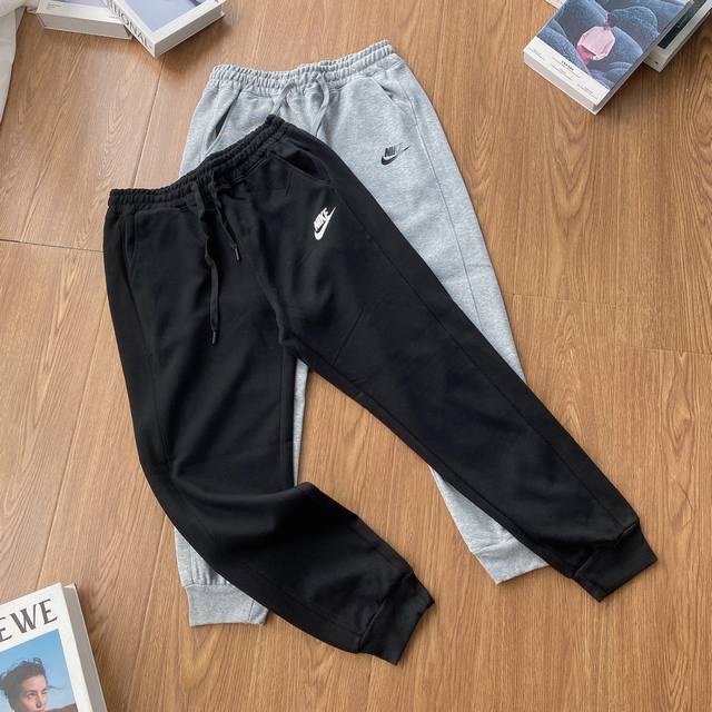 100 Nike耐克经典基础毛圈外贸原单款 休闲运动螺纹束脚卫裤 冬季只需一条神裤 耐克最强搭配 .面料搭配 内里毛圈舒适亲肤 面料外侧纯棉柔和手感 一条裤子满