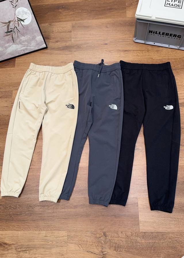 140 The North Face 北面 专柜新款秋季通勤休闲运动单品束口长裤 定制面料，手感柔软舒适，贴身亲肤！ 裤子的弹性和透气性也非常不错， 工艺感满满