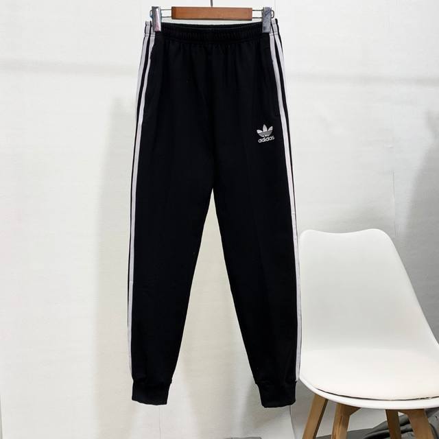 上新 110 Adidas阿迪达斯 三叶草 经典三条杠春季休闲卫裤束脚裤 精美刺绣 男女同款 春款来袭 标志性Logo 裤腿两侧完美三条杠设计 一款在日常生活中