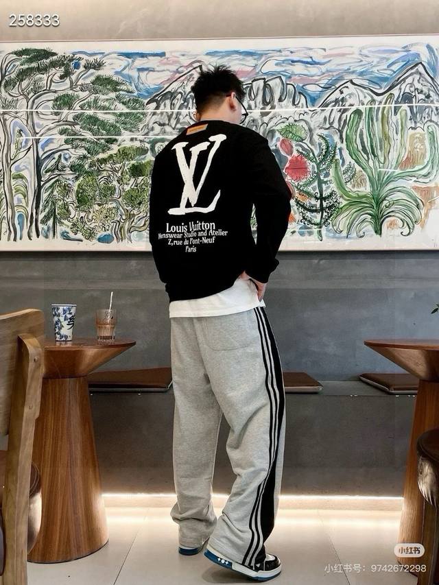 P140 高品质 品名：Lv 23Ss秋冬新款字母涂鸦印花圆领长袖宽松卫衣 男女同款 面料： 毛圈 颜色：白色-黑色 尺码M-L-Xl 衣长 胸围 肩宽 M 7