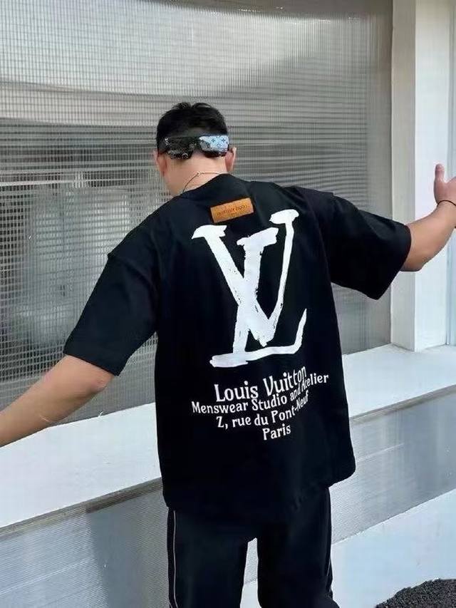 P120 高品质 品名：Lv 24Ss新款印花圆领宽松短袖男女同款短袖T恤 颜色：黑色 面料：凯迪棉230G 版型：宽松 尺码 M-L-Xl 肩宽 胸围 衣长