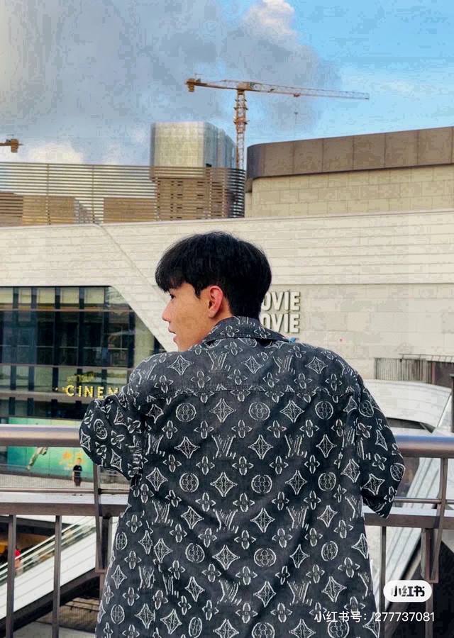 P200 品名：Lv 23Ss秋冬新款老花牛仔提花磨破衬衫夹克外套 版型；宽松 面料：提花牛仔 颜色： 蓝色 尺码M-L-Xl 胸围 衣长 肩宽 M 126 8