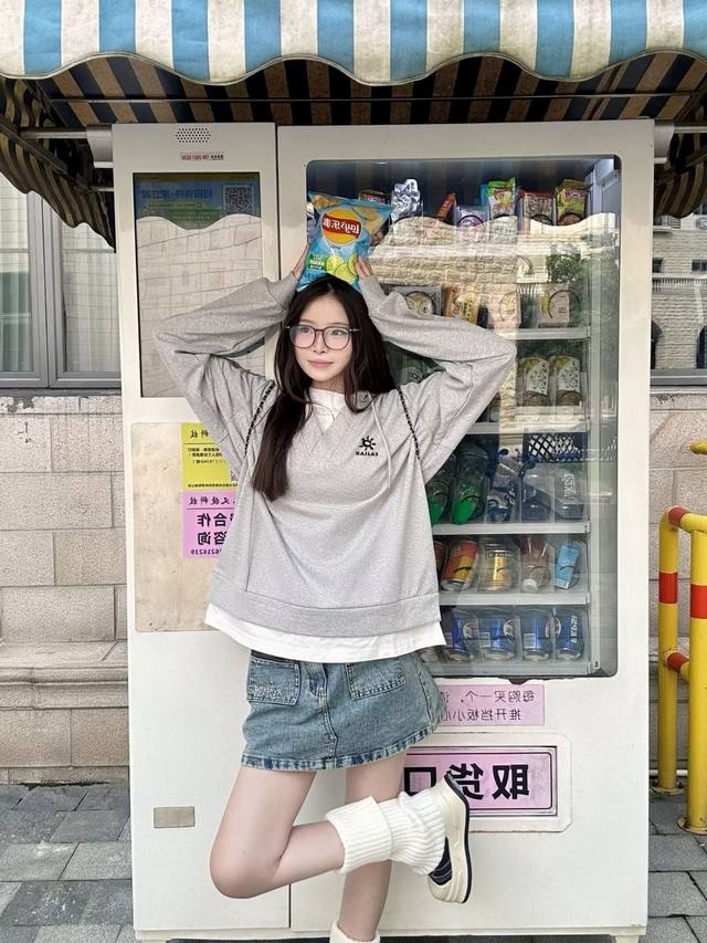 150 Kailas凯乐石 热爱户外运动的宝子们，看过来！凯乐石这款美式复古假两件灰色连帽卫衣，潮流与实用兼备，专为春秋户外运动打造，千万别错过！ 设计上，假两