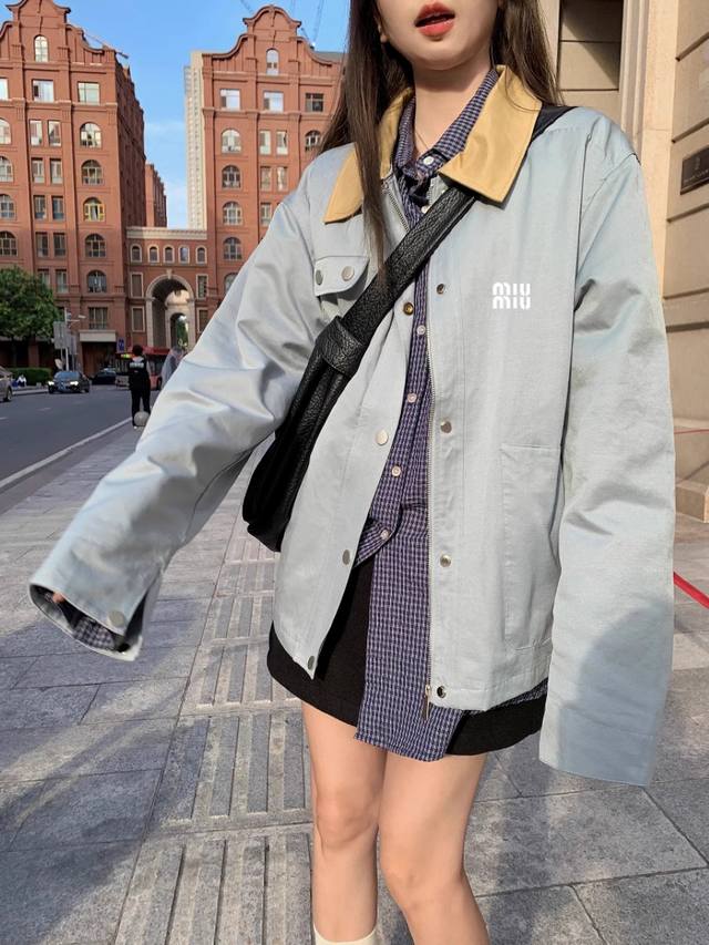 180 三标齐全 高级水洗棉适合春天 宝子们，Miumiu 又出时尚尖货！这款学院风蓝色翻领夹水洗棉夹克，融合美式复古与休闲工装风，堪称春日吸睛担当。 其设计十
